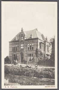 18399 Gezicht op de pastorie (Dorp 147) van de St. Victorkerk te Benschop.